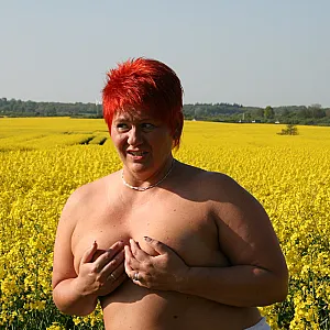 First image of annadevot's Gallery - Bare tits in field