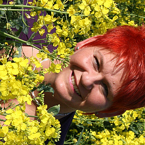 Blanke Titten im Rapsfeld Galeriebild