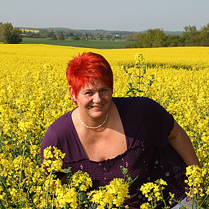 Blanke Titten im Rapsfeld Galeriebild