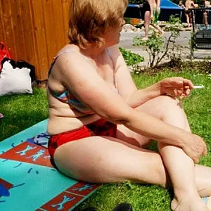 maniküre im schwimmbad Galeriebild