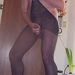 Susi in schwarzer Strumpfhose und 20cm High Heels Galeriebild