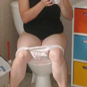 Eve on the toilett gallery image