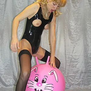Gummiball in Latex gefickt Galeriebild