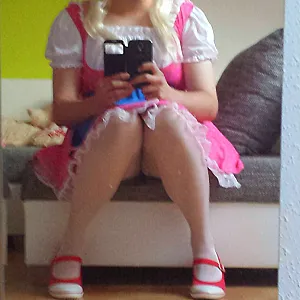 Nadine im Dirndl 2 Galeriebild