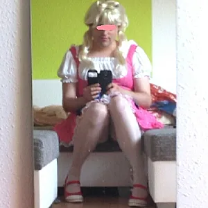 Nadine im Dirndl 2 Galeriebild