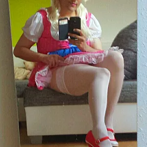 Nadine im Dirndl 2 Galeriebild