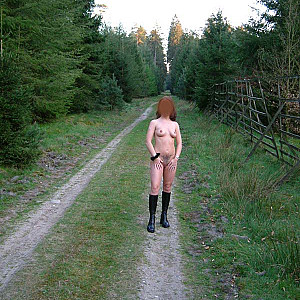 im Latexmini im Wald Galeriebild