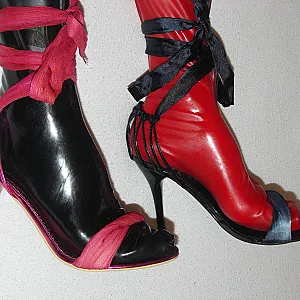 Lack , Latex und High Heels , rot/schwarz Galeriebild