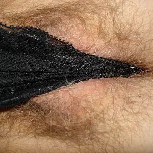 spreading lips gallery image