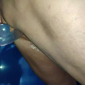 Das erste Bild von Accent1's Galerie - Pgirl und der Dildo in der Dusche