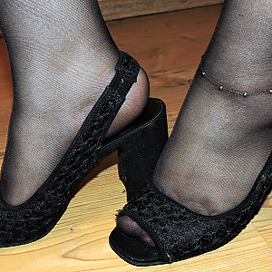 Geil in halterlosen  Nylons mit offenen Heels Galeriebild