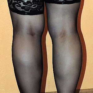 Geil in halterlosen  Nylons mit offenen Heels Galeriebild