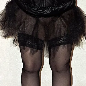 zeigegeil in Corsage und Halterlosen Galeriebild