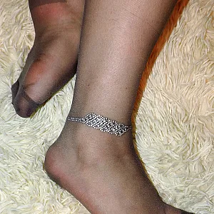 Lange Schamlippen und Nylons auf der Felldecke Galeriebild