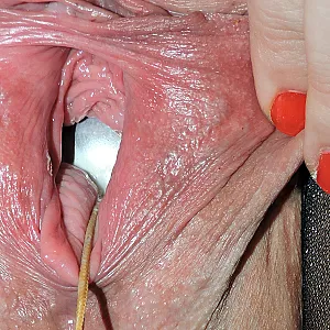 Glitzerstrumpfhose in der Liebesschaukel mit Liebeskugeln Galeriebild