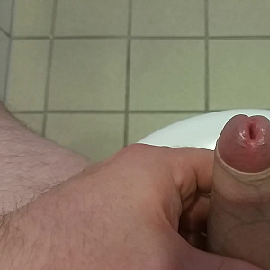 First Image Of RomanTik10's Video - auf einer öffentlichen Toilette