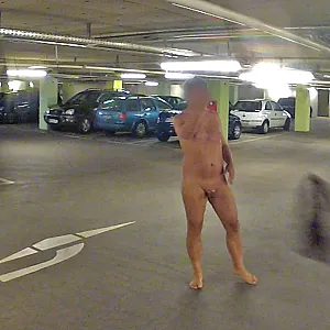 Nackig in der Tiefgarage Galeriebild