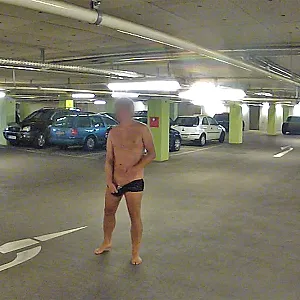 Nackig in der Tiefgarage Galeriebild