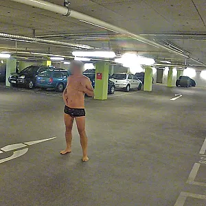 Nackig in der Tiefgarage Galeriebild
