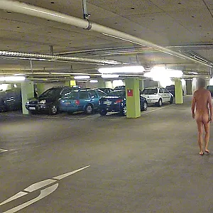 Nackig in der Tiefgarage Galeriebild