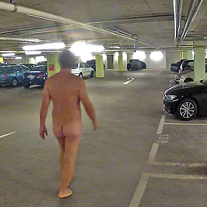 Nackig in der Tiefgarage Galeriebild