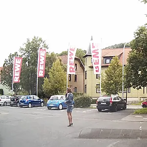 auf belebtem Parkplatz Galeriebild