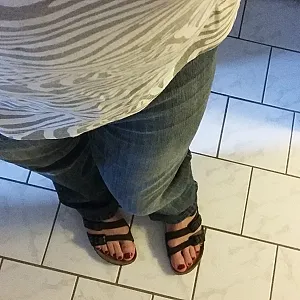 Füsse  Birkenstock  und Damenwäsche Galeriebild