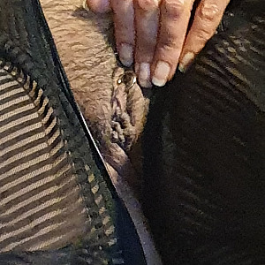 Wichsen mit Fingerfick meiner Ehenutte im Catsuit Galeriebild