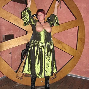 Im grünen, brustfreien Kleid Galeriebild