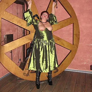 Im grünen, brustfreien Kleid Galeriebild