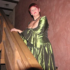 Im grünen, brustfreien Kleid Galeriebild