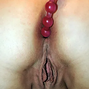 Nackt und geil meine Ficklöcher mit Analspielzeug Galeriebild