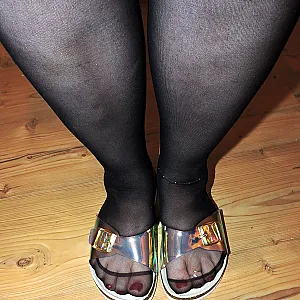 Sexy in Black mit neuen bunten Mules Galeriebild