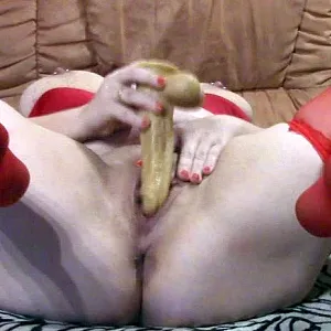 Mit Dildo und roten Strapsen Galeriebild