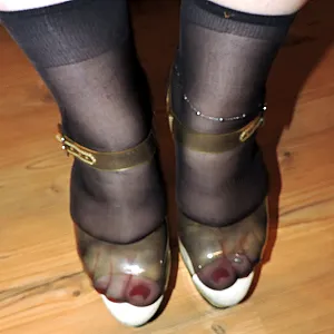 Gogo High Heels mega Titten und nasse Fotze Galeriebild