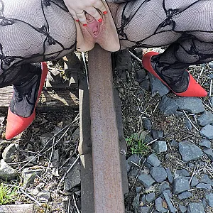 im Catsuit auf den Schienen Galeriebild