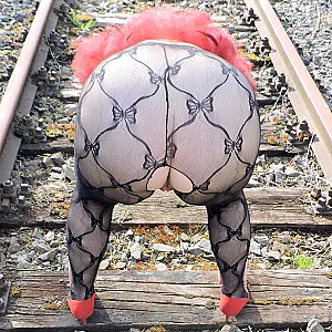 im Catsuit auf den Schienen Galeriebild