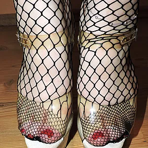 Netzstrumpfhose und Gogo High Heels Galeriebild