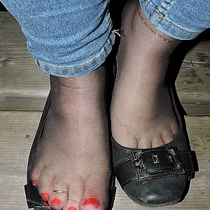 Ballerinas, Jeans und schwarze Nylons Galeriebild