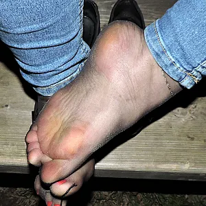 Ballerinas, Jeans und schwarze Nylons Galeriebild