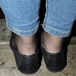 Ballerinas, Jeans und schwarze Nylons Galeriebild