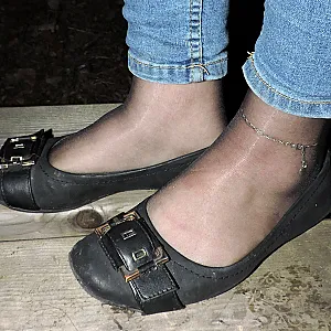 Ballerinas, Jeans und schwarze Nylons Galeriebild