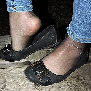 Ballerinas, Jeans und schwarze Nylons Galeriebild