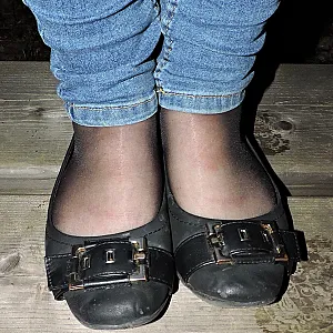 Ballerinas, Jeans und schwarze Nylons Galeriebild