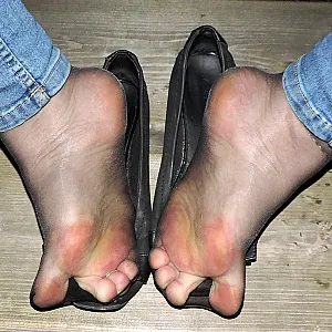 Ballerinas, Jeans und schwarze Nylons Galeriebild