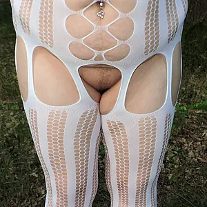 Steffi geil im weißen  Catsuit Galeriebild