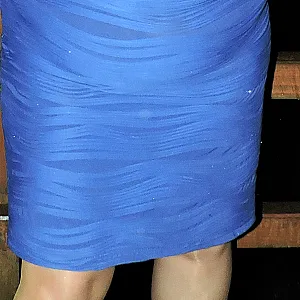 im Blauen Kleid geil gepisst Galeriebild