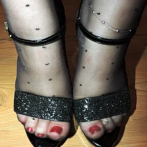 Arsch, Fotze und High Heels mit Punktsöckchen Galeriebild