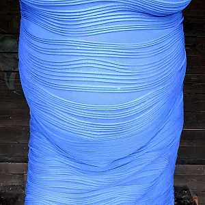 im blauen Kleid in einer Hütte Galeriebild
