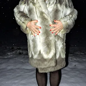 Geil im Schnee mit Kunstpelz und Nylons 2021 Galeriebild